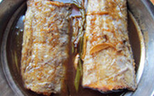 五香熏带鱼,用厨房纸吸去多余的油脂，趁热放进腌料中腌制20分钟