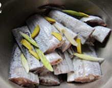 五香熏带鱼,带鱼去头、尾，剪去鱼鳍，收拾干净内脏，剪成段，加入料酒和葱姜腌制30分钟以上