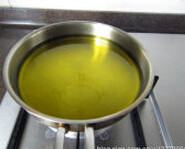 自制辣椒油,葱姜蒜切大块小锅内加入橄榄油，加热到7成油温，关火