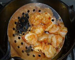 沙拉虾球,锅里放橄榄油烧到六成热，下入虾仁炸至外焦里嫩捞出沥油