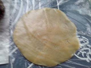 五仁月饼,将面放在保鲜膜上面按成大小适当的饼皮