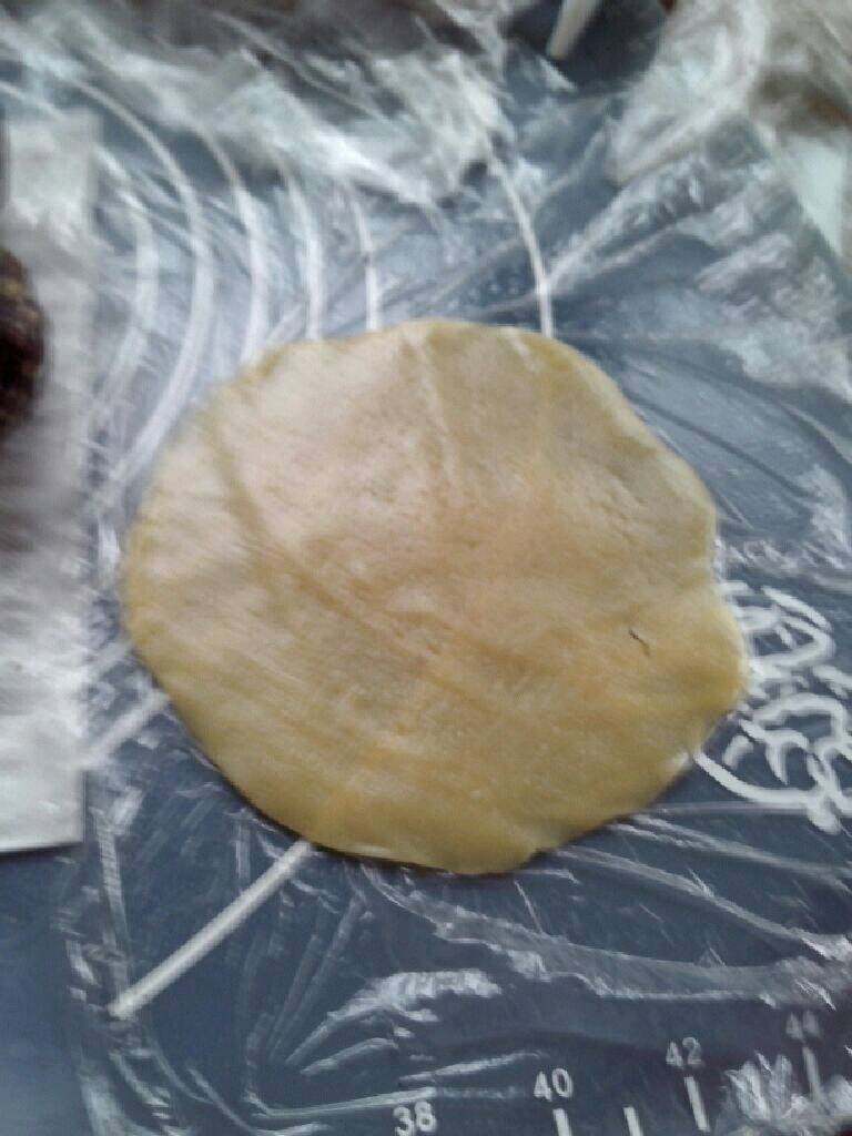 五仁月饼,将面放在保鲜膜上面按成大小适当的饼皮
