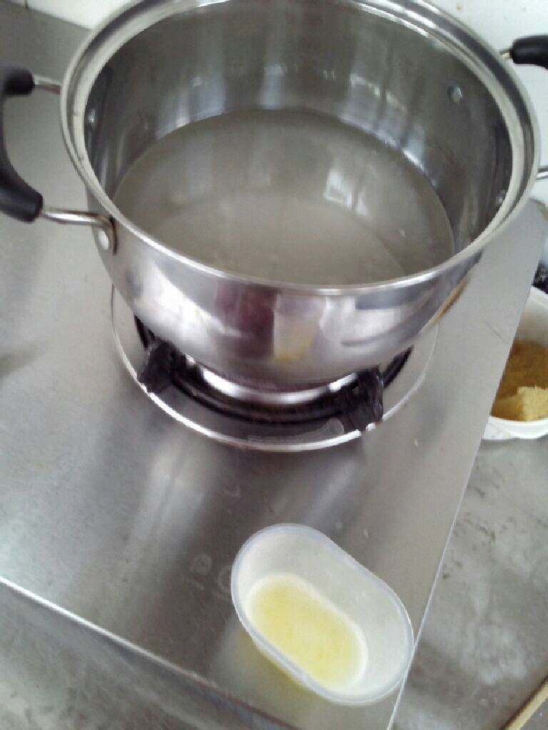 转化糖浆-月饼专用,将水放锅里搅拌均匀，放在炉灶上中火烧开。