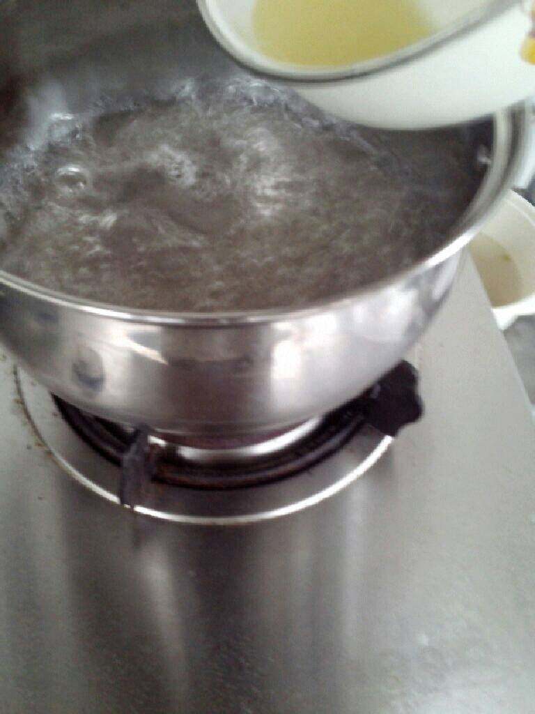 转化糖浆-月饼专用,将柠檬汁到进去，改小火慢慢熬40分钟