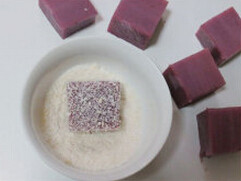 紫薯凉糕,将冷藏好的紫薯凉糕取出，用刀切成16小块，在椰蓉里滚一圈即可