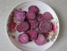 紫薯凉糕,紫薯去皮切块放入碗里蒸熟