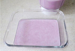 紫薯凉糕,方形的耐热保鲜盒内涂上薄薄一层植物油，将1/3的紫薯浓浆倒入盒子里