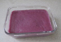 紫薯凉糕,再倒入剩下1/3的紫薯浓浆，蒸15分钟。待冷却后，放入冰箱冷藏直到冰凉
