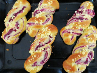 紫薯麻花面包,烤箱预热180度，上下火30分钟即可
