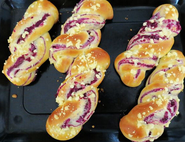 紫薯麻花面包,烤箱预热180度，上下火30分钟即可