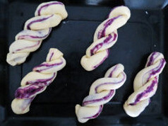紫薯麻花面包,依次做好放在烤盘上，放温暖湿润处进行最后发酵，约50分钟