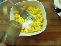 樱桃紫薯鸡蛋,鸡蛋黄中加少许盐，香油，压成泥