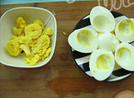 樱桃紫薯鸡蛋,鸡蛋煮熟去壳切两半，挖出鸡蛋黄