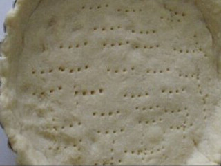 乳酪布丁塔,用叉子在底面扎眼，放入烤箱175度烘烤10分钟
