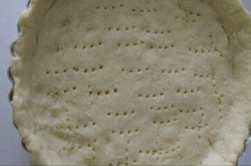 乳酪布丁塔,用叉子在底面扎眼，放入烤箱175度烘烤10分钟