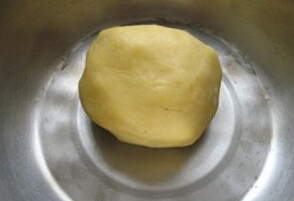 乳酪布丁塔,筛入低筋面粉，用低筋面粉大致拌匀揉成团，放入保鲜袋，冷藏室静置1小时