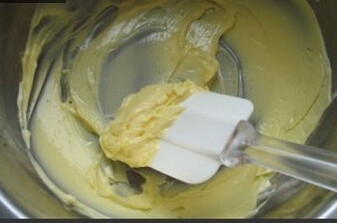 乳酪布丁塔,将室温黄油用橡皮刮刀拌成乳霜状