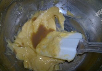 咖啡腰果饼干 ,室温软化的黄油用刮刀拌匀，放入糖粉，分次加入蛋液，咖啡液拌匀