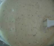 红茶蛋糕卷,把蛋白霜分3次加入蛋黄糊，切拌均匀成为蛋糕糊