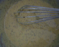 红茶蛋糕卷,把低筋面粉过筛，加入蛋黄糊中拌匀