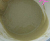 抹茶蜜豆铜锣烧,把蛋白霜分次加入到蛋黄糊中，用橡皮刀从底部翻起混合
