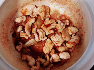 冬瓜瘦肉汤,放入花椒粒、料酒、蚝油、生抽。