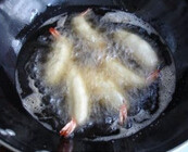 虾仁土豆卷,入油锅中炸成金黄色的即可出锅，沥干油装盘