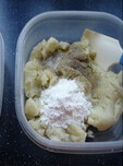 虾仁土豆卷,将一小勺盐和一小勺胡椒粉放到土豆泥中，在放两勺淀粉，搅拌均匀