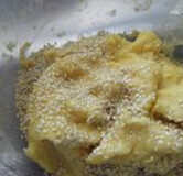 杏仁芝麻酥饼,筛入低粉，杏仁粉和泡打粉，用橡皮刀搅拌均匀成面团，放入炒香的芝麻搅拌均匀，静置20分钟松弛