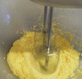 杏仁芝麻酥饼,黄油室温软化后，分2次加入糖粉用打蛋器搅拌至泛白色再加入一半鸡蛋液