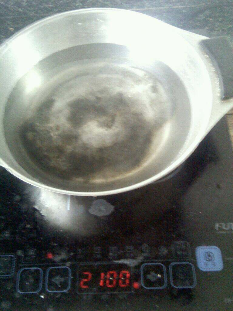 黑凉粉,放4碗水到锅里，大火烧开。