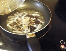 姜葱蒸鱼,烧锅里放油，爆香姜丝，把盐，糖，料酒，生抽，油放入锅里，煮开