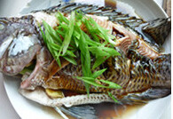 姜葱蒸鱼,把蒸好的鱼拣出姜片、葱段不要，把水倒掉，再将新鲜的葱丝放在鱼身上