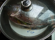 姜葱蒸鱼,将鱼放入沸水锅中大火蒸6分钟，关火后，利用锅内余温“虚蒸”5分钟后才出锅