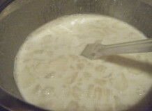 马蹄糕,在剩下的生粉浆中放入切碎的马蹄并搅拌均匀