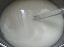 马蹄糕,将马蹄粉加入另外500ml的清水搅拌均匀，放少许油搅匀成粉浆，此为生粉浆