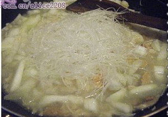 节瓜粉丝煮瑤柱虾米,加入粉丝，盖上锅盖，煮5分钟撒上葱花，加香油再炒均匀即可