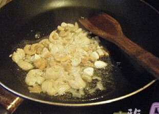 节瓜粉丝煮瑤柱虾米,油锅爆香姜茸，蒜茸，加入虾米，瑤柱炒至出香味