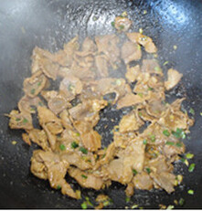 洋姜炒肉片,油锅加入葱姜碎炸香，加入肉片炒熟，装出备用