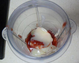 草莓乳酪泡芙,奶油奶酪室温下有点软化后放入搅拌机放入草莓酱和炼乳，打成奶酪糊