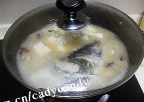 鱼头豆腐汤,煮开后加上锅盖，大火熬煮8到10分钟左右