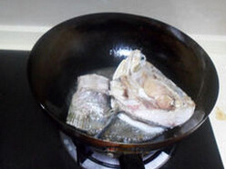 鱼头豆腐汤,热锅凉油，油七八成热放入鱼头和生姜，鱼头煎一下