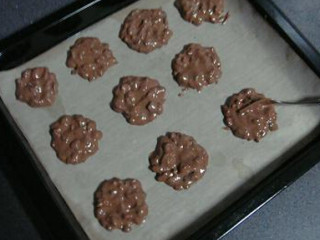 巧克力坚果蛋白脆饼,整理成片状，排在烤布上，烤箱预热150度，20分钟