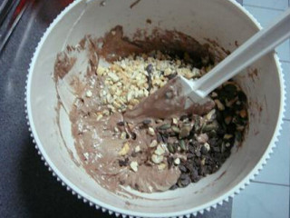 巧克力坚果蛋白脆饼,切拌均匀后，加入切碎的坚果粒拌匀