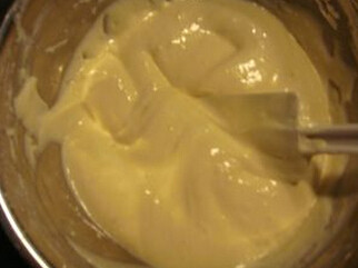 手指饼干,将低粉与玉米粉混合过筛，分三次筛入蛋糊中，每一次都翻拌至无颗粒，再加下一次