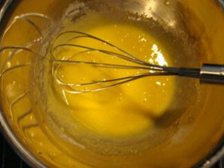 手指饼干,鸡蛋分在两个无油无水的盆子里，蛋黄加30克细砂糖打至浓稠顺滑，加香草精搅匀