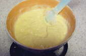榴莲酥,榴莲去核，取肉，与黄油一起铲碎，加奶粉、淀粉拌匀