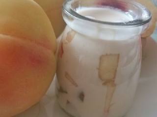 蜜桃酸奶,把小块水果和酸奶都倒进去！酸奶最好是稠稠的那种哦！