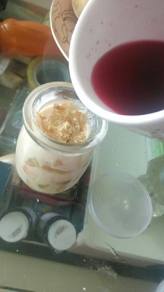 蜜桃酸奶,lilyon自己在上面加上蔓越莓果汁看起来会好看些！