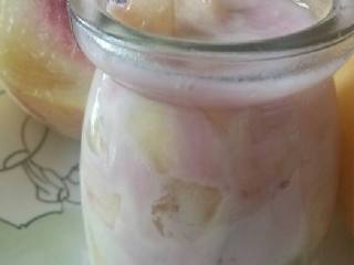 蜜桃酸奶,果汁蔓延下去，变成了淡粉色也超级美腻！大功告成，可以吃啦！